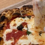 400℃ - PIZZA「マルゲリータ」(持ち上げ撮影)