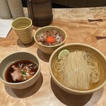 迂直 - 醤油つけ麺+大盛り+ゴロ肉ごはん+生たまご