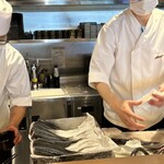 金粂 - 丸のまま届いたアジを店内調理でフライに