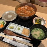 金粂 羽田エアポートガーデン店 - 鮭親子丼3,000円
