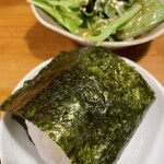 ウドンスタンド五頭 - 高菜おにぎりと水菜のサラダ