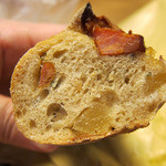 シュクレクール - チョリソーとパインとナッツのパン