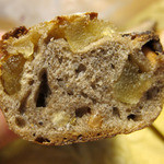 シュクレクール - スパイシーな夏のドライフルーツのパン