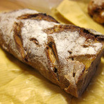 シュクレクール - スパイシーな夏のドライフルーツのパン