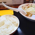 らーめん 紫龍 - 2025年５月　やや横から