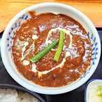 岡繁 - 量はさほど多くはありませんが、牛肉の旨味、赤ワインの深み、トマトの酸味が渾然一体となった味わい