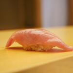 鮨 あらい - ◇大トロ（青森 下前）
      口内の温度でとろける脂に浮かぶ上質な旨味。そのミルキーな味わいがシャリに抱き合い、極上の余韻と多幸感を与える。ただただ旨さに向き合い、浸る握り。
