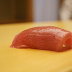 鮨 あらい - ◇中トロ（青森 下前港）
                                一球目は必ず鮪。
                                ほんのり温かなシャリに広がる艶やかな旨み。いつになく山葵を効かせた引き締めで抜群のバランスをつくり、シャリの醸す酸味によってグッと引き立つ極上の味。