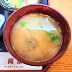 岡繁 - 上品な味わいの味噌汁
      主役のビーフシチューを邪魔していません