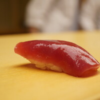 鮨 あらい - ◇赤身（青森 下前）
                    凛としたシャープな酸味を浮かばせ、シャリによって引き締まった美味さに江戸前の粋が宿る。