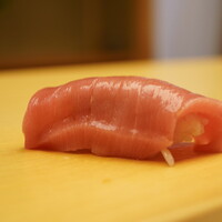鮨 あらい - ◇中トロ（青森 下前港）
                    恍惚とさせるしなやかなフォルム。
                    口に放つと、一瞬で溶け出し、絹のようなシルキーな甘旨味を強かに炸裂させる。
                    言葉に詰まる芯のある美味さ。