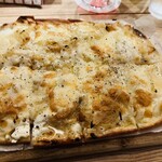 食堂endo - モッツァレラチーズとベーコンの薄焼きピザ