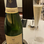 レストラン ラ・フロレゾン・ドゥ・タケウチ - 連れは、ワイン好きなので料理とカップリングの飲み物にしました。料理ごとに、いろんな種類のワインが出て来ました。