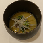 レストラン ラ・フロレゾン・ドゥ・タケウチ - 蛤が入ったコンソメ味の茶碗蒸しのような料理