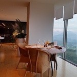 ミシェル・ブラス トーヤ ジャポン - すべて洞爺湖に面した席。こちらからは羊蹄山が見えています。