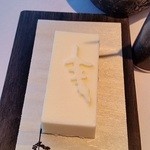 ミシェル・ブラス トーヤ ジャポン - 十勝産の有塩バター。ロゴが彫ってあります。