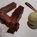 ミシェル・ブラス トーヤ ジャポン - カリカリに焼いたショコラスフレとアボカドのソルベ。