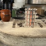 ニューロバタ カタナ食堂 - カウンター席から炉端を眺めた感じ。