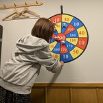 大嘉麻屋 - 店内にガビョウが落ちていた