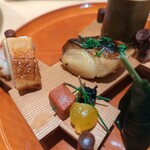 銀座 しのはら - チーズを挟んだ庄内麩、鰆の木の芽焼き、赤コンニャク、うずらの玉子の味噌漬け、岩茸のワサビ酢和え