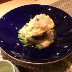古今 - 米ナスと穴子の天ぷら 山芋がけ 1300円。さりげなく蓴菜が添えられていて食感を演出。