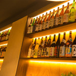 Gyoutoku Hikodori - ボトル棚　　　　沢山の日本酒がありますよ！