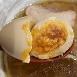 とら食堂 - 味玉をパッカーン