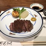 黒毛和牛 ステーキハウス もり川 - スライスした肉。余分な脂も落ちてペロリです♪あとコーヒー、デザートフルーツも付きますが美味し過ぎて写真撮るの忘れました。