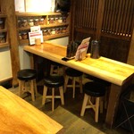 四川担々麺 赤い鯨 - テーブル席で会話もはずみます