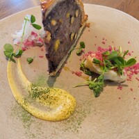 レ・ピコロ - 鹿肉とピスタチオのパイ包み焼き、マスタード