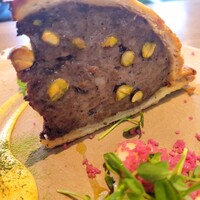 レ・ピコロ - 鹿肉とピスタチオのパイ包み焼き、マスタード