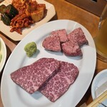焼肉やっちゃん - 立派なロースとタン塩　これでハーフ&ハーフ