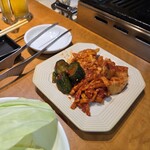 焼肉やっちゃん - キムチ盛り　手前が切り干し大根キムチ♡