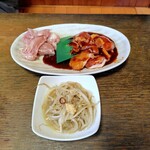 きまっちゃん - ランチのお肉(くびとヒネ)と小鉢