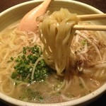 地鶏庵 - そろそろ〆よかってことで鶏塩ラーメン❗️ このスープが奥深くめっちゃ美味いъ(ﾟДﾟ)ｸﾞｯｼﾞｮﾌﾞ❤️