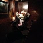 バー ジャダ - H26.8　綺麗な生花は、カサブランカとケイトウ、椅子張り替えました