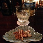 バー ジャダ - H26.8　3杯目キルホーマンをロックで、グラスはバカラ製アンティーク