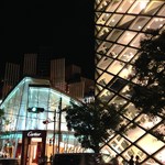 バー ジャダ - H26.8　表参道駅A5出口より、プラダ、カルティエ、クロエのガラス張りショップもまだ点灯中