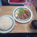 キッチン あずま - 仔牛の厚切りタンステーキ（塩）