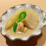 すが弥 - 白アスパラガスのクリーム煮。右は平貝です。鯛子でコクを加え、アスパラソバージュで色味を整えます。