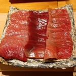 すが弥 - 左から塩竃150kgの中トロ。背びれ下です。真ん中は50kgのメジマグロの血合い岸、右は大トロ