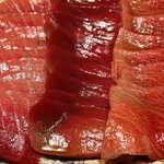 すが弥 - 真ん中はメジマグロの血合い岸です