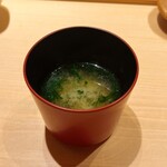 すが弥 - 出汁の効いたお味噌汁。ホッと落ち着きます