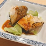 すが弥 - 粒貝と搾菜の芝麻醤ソース。酢橘の酸味がアクセントです