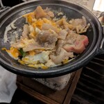 秋田長屋酒場 - 卵でとじて食べた、甘く炊く豚肉のお通し