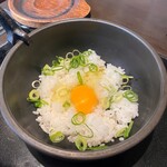 煌力 - このように、石鍋で〆ご飯が提供されます。それをIHプレートで、焼き上げます。