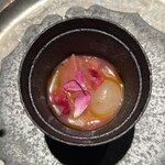 VERT - 『甘味③』
      
      ・十勝オーガニック牛乳のブラマンジェ（竜眼の種の香りをつけて）
      上には
      　・龍眼
      　・弥生姫とルージュロワイヤル（バラ）の発酵ソース
      　・オリーブオイル
      
      ・提供直前にバラのスプレー