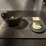 VERT - 『茶室に移動して』
      
      茶：Sense of Matcha（鹿児島メイン＋宇治の抹茶の合組、オーガニック）
      
      菓：赤松で燻製した柏餅
      　　中に、赤味噌と梅とレモンの餡、金柑ライムと白樺樹液のゼリー