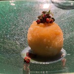 VERT - 『甘味⑤』
      
      ・4Lサイズの枇杷のフリット。中に発酵枇杷のピューレを詰めて。
      ・上には、花山椒ペーストを和えたアメリカンチェリー。
      ・ソースは、種を煮出したもの。山椒オイルを垂らして。