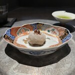 VERT - 『汲み出し』
      
      菓：チョコレート大福
      　求肥は天神麦茶を加えて。
      　中には、
      　アマゾンカカオのガナッシュ（クリームと昆布水で乳化させたもの）
      　バーベナペッパー
      　甘夏を発酵させ煮詰めたジャム